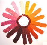 Stickat halsband  i modellen Krage i olika rda, rosa, orange och gula nyanser