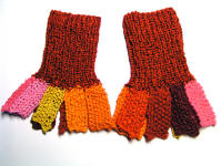 Stickat armband  i modellen Krage i olika r�da, rosa, orange och gula nyanser