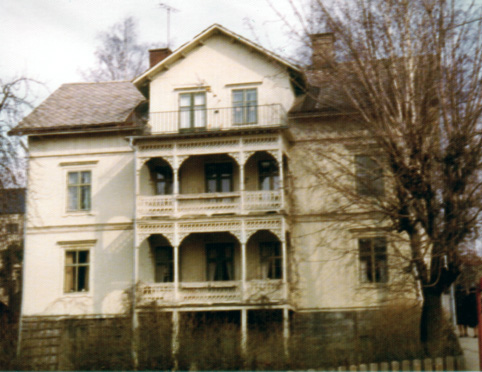Huset med balkongerna r fotograferat i Arvika.