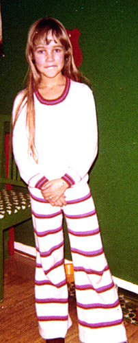 Mia i bomulsderss som har randiga byxoe och enf�rgad jumper med matchande r�nder p� muddarna