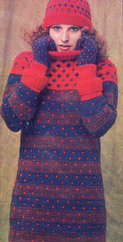 L�ng randig tr�ja med prickar i r�tt och lila. Tillbeh�r m�ssa och vantar