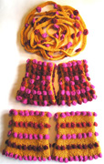Halsdukar med mssa benvrmare och pulsvrmare i gult med rda moucher