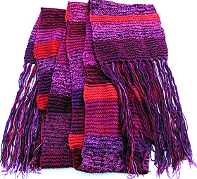 Rtstickad bred randig halsduk i rd-rosa-lila nyanser