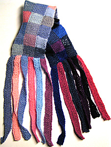 Sltstickad halsduk stickad i rutor i bl nyanser med stickade fransar