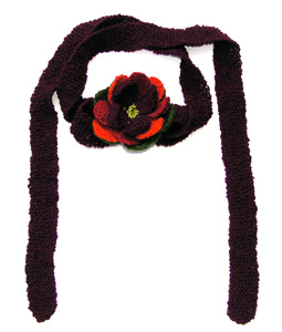 Smal rtstickad lng halsduk med stickad blomma