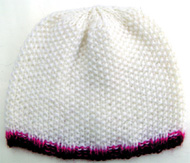 Vit mosstickad m�ssa med rosa och vinr�d kant