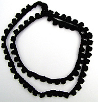 R�tstickat halsband med moucher.