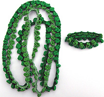 R�tstickat gr�nt hals- och armband med moucher.