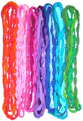 R�tstickade vridna halsband.