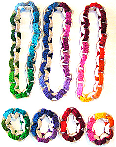 Multif�rgade r�tstickade hals- och armband.