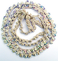 Oblekt r�tstickade halsband med moucher.