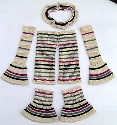 Res�rstickat smalrandigt kit i oblekt, svart, gr�tt och cerise till kl�nning Anneli.