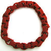 R�tstickat rostr�tt halsband.