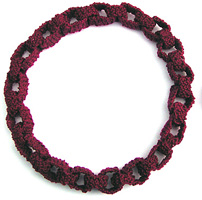 R�tstickat vinr�tt halsband.