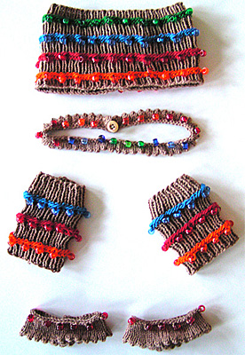 Res�rstickat beige kit med p�stickade p�rlr�nder i flera f�rger till kl�nning Bella.