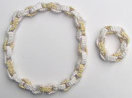 R�tstickat halsband i vitt och oblekt.