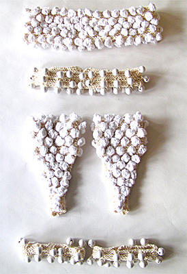 R�tstickat oblekt kit med vita moucher eller p�rlor till kl�nning Edit.