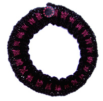 Res�rstickat halsband i svart och r�tt.