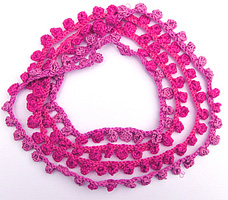 R�tstickat halsband med moucher.