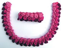 R�tstickat halsband och armband med moucher.