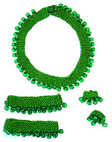 R�tstickat gr�nt hals- och armband med p�rlor.