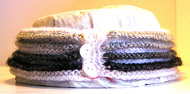 R�tstickat vitt pannband med gr� sl�tstickade veck