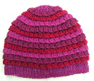 Res�rstickad ceriselila m�ssa med instickade r�nder i olika f�rger