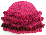 Res�rstickad rosa m�ssa med instickade volanger i olika f�rger