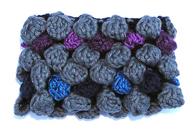 Rtstickat svart armband med moucher i grtt, lila och bltt.