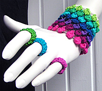 Armband i flera cerise-bl�-gr�na nyanser med matchande ringar fr�n kollektion Prick