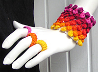Armband i m�nga gul-r�d-rosa nyanser med matchanderingar fr�n kollektion Prick.