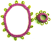 Halsband och armband i rosa och grnt frn kollektion Cirkel