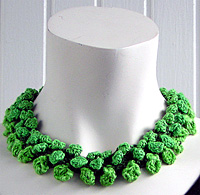Halsband i tre gr�na nyanser fr�n kollektion Prick