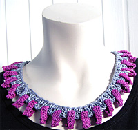 Ljusgr� och ceriserosa halsband fr�n kollektion Cirkel