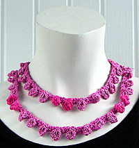 Flera rosa nyanser i halsbandet frn kollektion Prick