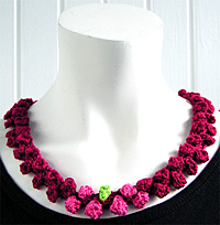 Vinr�tt halsband med rosa och gr�n detaljer ur kollektion Prick