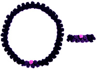 Svart halsband och armband frn kollektion Prick med lila och rosa prick.