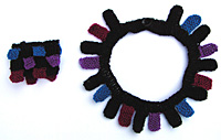 Svart halsband och armband med vinrda, bla och lila detaljer frn kollektion Unik