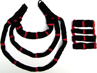 Halsband och armband ur kollektion Band i f�rgerna svart och r�tt