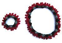 Svart, gr�tt och r�tt i halsband och armband fr�n kollektion P�rla