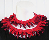 L�ngt r�tt halsband virat flera g�nger ur kollektion Berlock