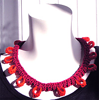 Halsband i tv� r�da nyanser ut kollektion Cirkel