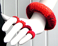 Tv� r�da nyanser i armbandet fr�n kollektion Rund