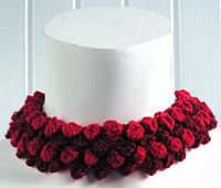 Halsband ur kollektion Prick i m�nga r�da nyanser