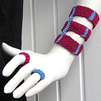 Vinr�tt armband med bl� r�nder ur kollektion Band