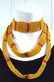 Stickat halsband  i modellen Band