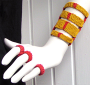 Stickat armband i modellen Band med matchande ringar