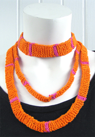 Stickat halsband i modellen Band