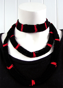 Stickat halsband i modellen Band