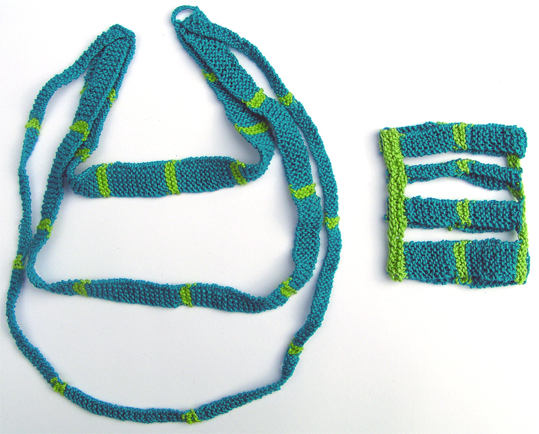 Stickat halsband och armband i modellen Band